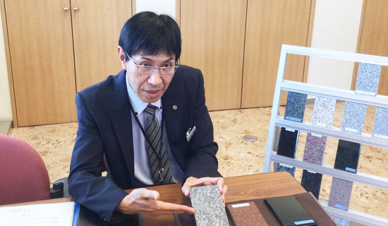 スタッフによる石の説明