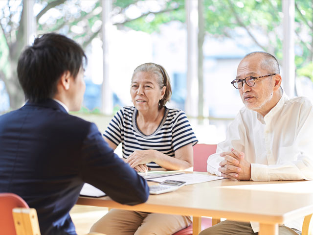 スタッフとお客様が話している様子
